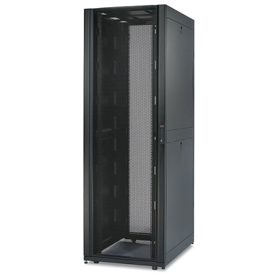 APC AR3157SP Шкаф NetShelter SX 48U шириной 750 мм, глубиной 1070 мм, с боковыми панелями, черного цвета — несущая способность 900 кг. Противоударная упаковка.